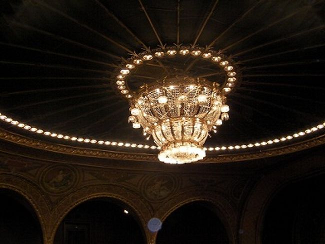 天井のシャンデリア。