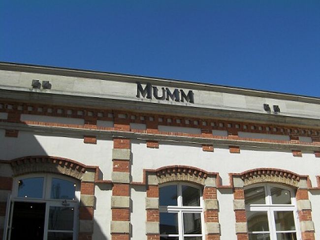 この日はシャンパーニュ地方へバスの旅。<br />まずはマム社の見学へ。