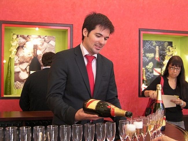 そしてお待ちかねのテイスティング。<br />私は甘口をいただきましたが、口当たりよく、デザートにピッタリでした。