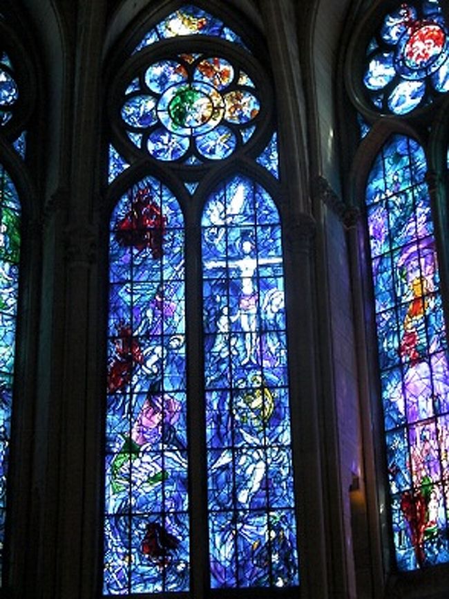 内部にはシャガールのステンド・グラスがあります。<br />ブルーが印象的な美しいステンド・グラスでした。