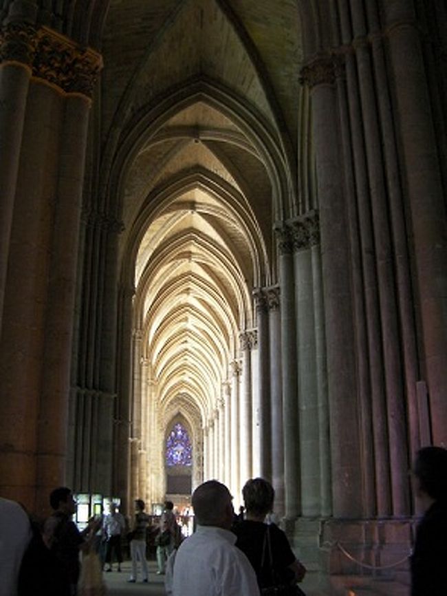 ここは、歴代フランス国王の戴冠式が行われた大聖堂として有名です。