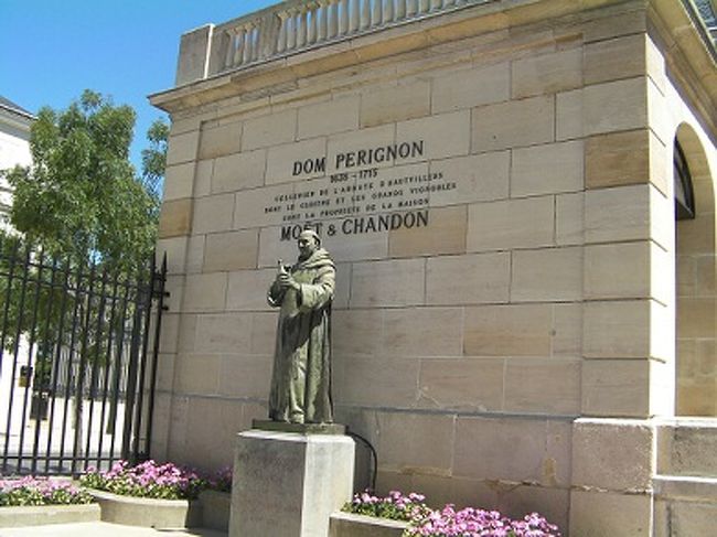 次はモエ・エ・シャンドン社へ。<br />入り口にはシャンパンの父、ドン・ペリニョンの像。