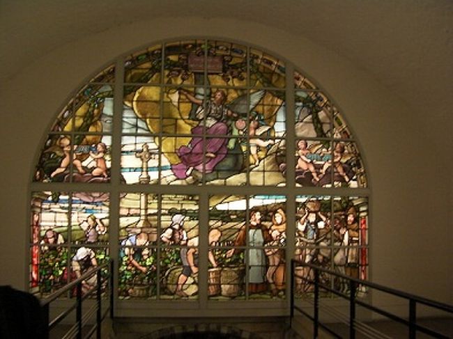 カーブ入り口のステンド・グラス。<br />素敵なデザインです。