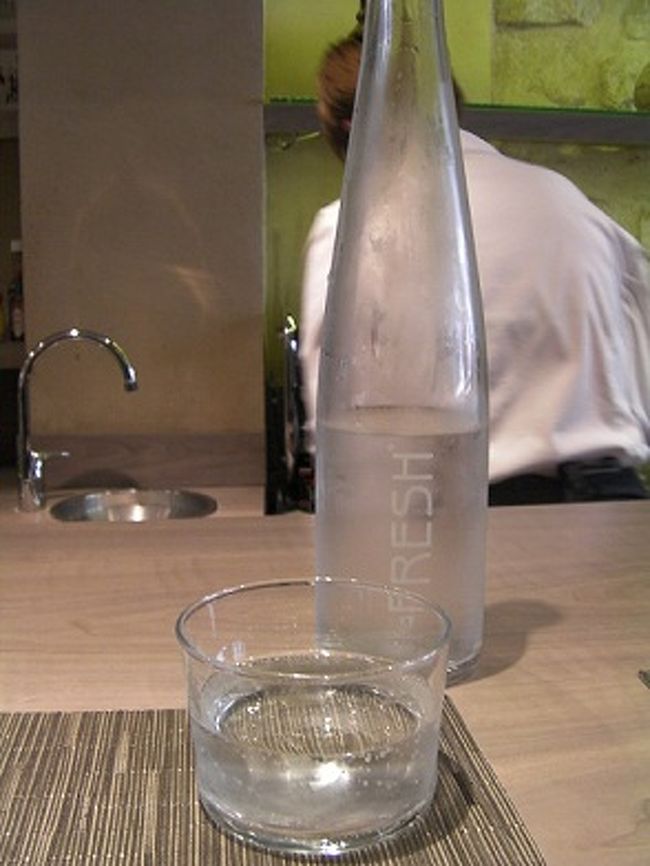 クリスチャン・コンスタンが展開する人気の３店のうちのひとつです。<br />お水のボトルが素敵なので、パチリ。