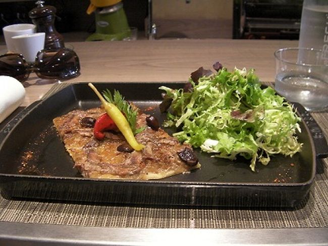 私が選んだ前菜は「アンチョビのピザ」