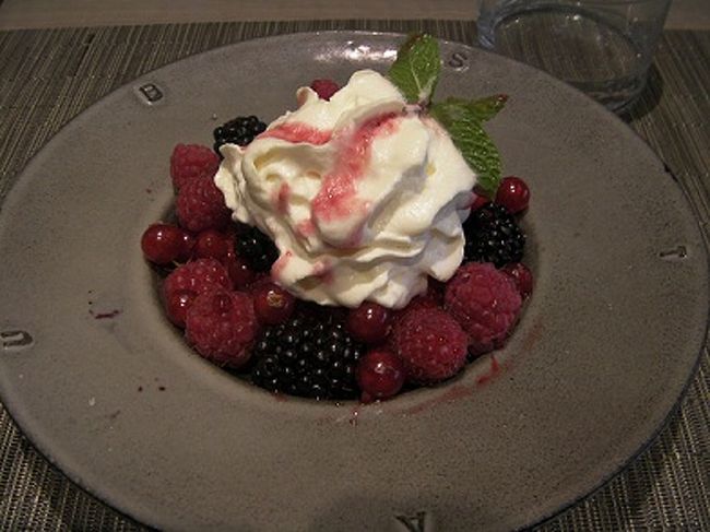 デザートのフルーツサラダ。<br />赤いフルーツとクリームの白がカワイイ。<br />