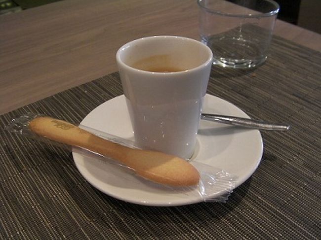 締めのコーヒー。<br />スプーン型のクッキー、カワイイ。