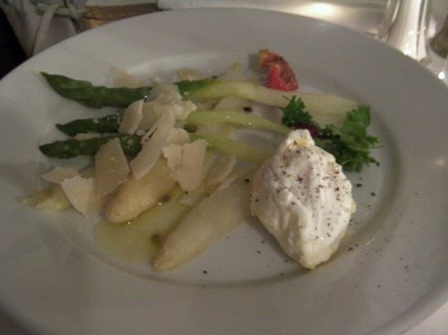 友達は、アスパラガスのサラダ、チーズ添え。