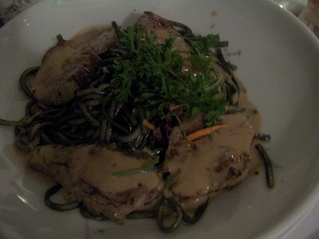 友達のメイン、豚ヒレのソテー、ほうれんそうパスタ添え。<br />豚肉が甘くておいしい。<br />ふたりのおしゃべりは尽きることなく、夜は更けていきました。