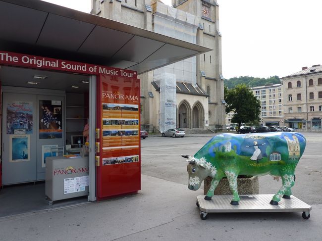 ハルシュタット観光ツアーの集合場所です。<br />ミラベル広場というところにあるパノラマツアーという会社です。<br /><br />なお、宮殿の花壇などがある方面ではなく<br />大通りにある広場（路面電車が走っている）なので注意。<br /><br />http://www.alan1.net/jp/europe/austria/sg/2443/ag/10919/<br /><br />今回はalan1ツアーを利用しました。<br />60ユーロ（8千円）程度だったのですが非常にお買い得だったと思います。<br /><br />ツアー内容としては、8人乗りくらいのバンに<br />乗り込んで運転手兼ガイドのおじさんの運転に<br />乗りながらハルシュタットまでの主要都市を<br />車内もしくは徒歩で各自自由に観光するコースです。<br /><br />この日は4人だったので非常に快適でした。<br />3人は欧州人だったのですが、気さくで楽しかったです。<br />なお、ツアーについてはおおよそ8時間で、<br />10時にミラベル広場を出て18時頃に同場所に戻ってきます。<br /><br /><br />私はこのツアーのあと、ウィーンに電車（OBB)で行ったのですが、<br />当日観光→ザルツ→ウィーンは余裕で間に合います。<br />最終列車が21時、22時頃まであったような気がしますので。