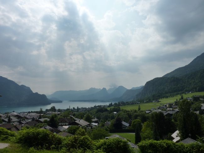 最初はザンクトキルゲンを丘の上からです。<br />車を降りて10分ほど撮影時間として与えて貰いました。<br /><br />光が街と湖を祝福するように差し込んでおり<br />早くも感動です。とても美しい。