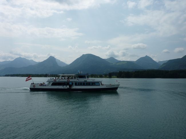 サンクト・ヴォルフガングまでなんと船で移動です。<br />これもツアー料金に含まれているらしく無料です。<br /><br /><br />「バンは先回りしているので船で楽しんでおいで」<br />とのことです。「3番目の停泊所で降りてね」ということ<br />だったので、皆必死に覚えて無事降りれました。<br /><br />まぁ、停泊所については、<br />ヴォルフガングで大体の観光客が降りる主要停泊所になっているため<br />他の停泊所で降りるような間違いようがないですが･･･。<br /><br /><br />風と景色が非常に気持ちの良いクルーズになりました。<br />こんなことまでしてもらえるなんて贅沢ですよね。