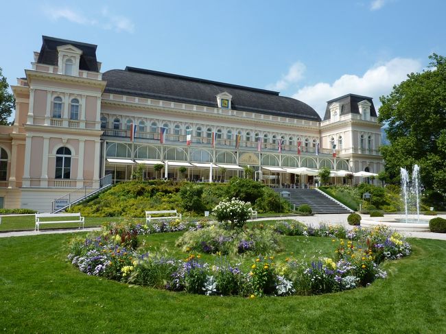 ヴォルフガングからバートイシュルにやってきました。<br />このとき既に13時だったのですが、ご飯はハルシュタットで<br />各自摂るという形式なのでまだご飯ではないようです。<br /><br />同じツアーを使った人のレポートによると<br />ここは車内観光だけだったらしいですが<br />私たちの時は20分だけですが、自由観光の時間が与えられました。<br /><br />20分だと正直なにも出来ないという話ですが<br />ダッシュで5分ほどかかる場所にある演劇場の写真を<br />撮って来ました。これであと15分です。<br /><br />ただ、最初にまごついて5分つかったので<br />残り10分だったのですが･･･。