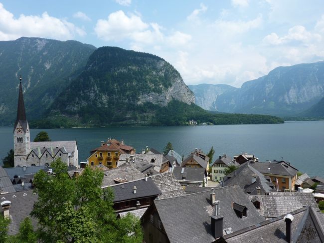 14時半頃、ようやくハルシュタットに到着です。<br />下道に入るまでの上から見下ろしたハルシュタットです。家々や山、湖などの<br />コントラストがとても美しく穏やかな雰囲気を醸し出しております。
