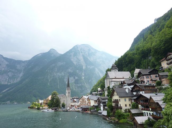 これはよくあるハルシュタットの写真です。<br /><br />･･･が、このアングル、実はかなり見つけにくいです。<br />まずハルシュタットに入り、奥に奥に進んでいくと<br />広場であるとか教会などにたどり着きます。<br /><br />教会を終着点として引き返すと、この景色には出会えません。<br /><br />もはや何も無いであろうと思わしき教会の高架下の道路を<br />くぐるように通り、さらに50メートルほど進んで、<br />ふと振返るとこの景色にたどり着けます。<br /><br /><br />教会までの間にも写真は撮れるのですが<br />街全体が小さく映ってしまうなど、この風景には負けてしまいます。<br /><br />多分ハルシュタットは日帰りの方が多いと思います。<br />限られた時間の中でこの風景にたどり着いていただきたいものです。<br /><br />地球の歩き方にもアドバイスとして上記の旨は載ってますので<br />ご参照いただければ、と思います。