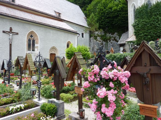 先ほど申し上げた教会です。<br />ハルシュタットは狭い街なので<br />カトリックの教会の前にプロテスタントの教会などがあったりします。<br /><br /><br />墓地ですが、埋葬のスペースが足らなくなるということが<br />あり、納骨堂を設けたようです。それが次ページです。