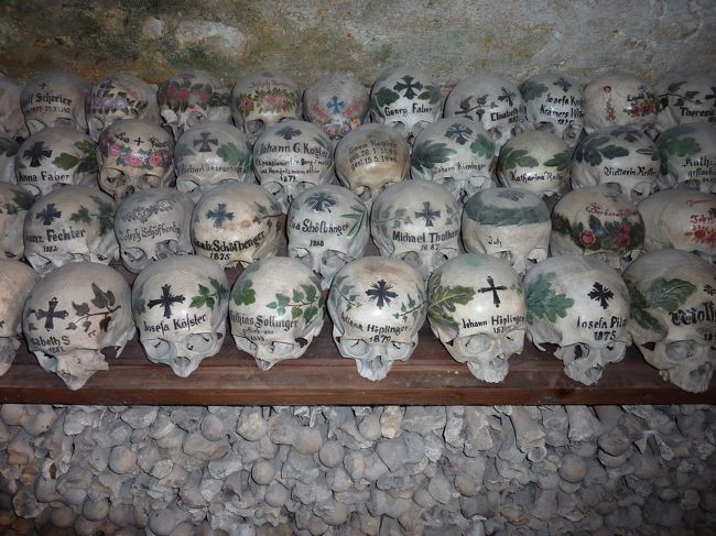 こちらが納骨堂です。1.5ユーロの入場料がかかります。<br /><br />ここは非常に場所がわかりにくいです。<br />高架のある教会を階段を使って登り、教会内部ではなく<br />墓地の脇にある小部屋のようなところから入ります。<br /><br />入り口にチケット売り場のおばさんが座っているので<br />そこで1.5ユーロを払い入場することが出来ます。<br /><br /><br />骸骨に模様がされていて死者への敬い･･･というより<br />個性付け、といった方が良いのか、そこの文化が<br />如実に表れています。