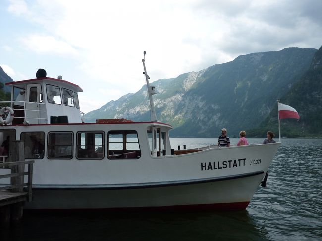 ハルシュタットに来る船です。<br /><br />多分鉄道などでハルシュタットに来られた方はこちら側に<br />船で来る必要があると思います。<br />意外と大きい船なのでトランクなども乗り込めるとおもいます。<br />料金は７〜９ユーロ程度の看板があったのでその程度だと思います。
