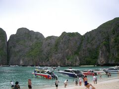 レオナルド・ディカプリオ主演の映画「ザ・ビーチ」のロケ地に
使われたプーケット　ピピ島のマヤベイです。

人気がありすぎてボートと人が多いので映画の雰囲気とは
全く違い少しガッカリしました。
でも、とても綺麗な所でした。