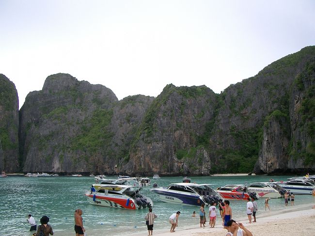レオナルド・ディカプリオ主演の映画「ザ・ビーチ」のロケ地に<br />使われたプーケット　ピピ島のマヤベイです。<br /><br />人気がありすぎてボートと人が多いので映画の雰囲気とは<br />全く違い少しガッカリしました。<br />でも、とても綺麗な所でした。