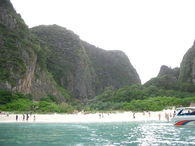 プーケットでいろんなオプショナルツアーに連れて行って頂いた<br />日本人スタッフのいるブルーマリーンサービスは<br />こちらからどうぞ⇒http://www.bluemarine.info/<br /><br />とても、親切で良かったですよ。