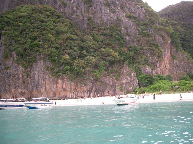 ピピ島に行く途中にある島かな？