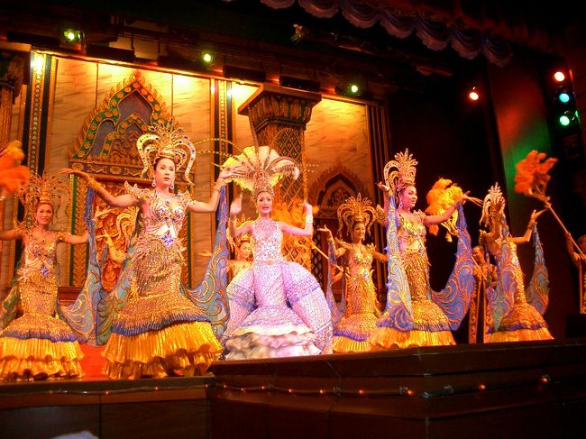 サイモンキャバレーのニューハーフショー<br /><br />結構、華やかで綺麗でした。<br />見に行く価値はあると思いますよ。