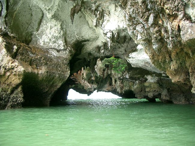 カヌーで連れて行ってもらったツアーで「まさか、こんな小さい穴には<br />入らないだろう。」と思っていたら「頭が当たらない様に寝て下さい。」<br />と言われてビックリしました。<br />中に入ってみるとすごく綺麗なラグーンが出迎えてくれました。<br />