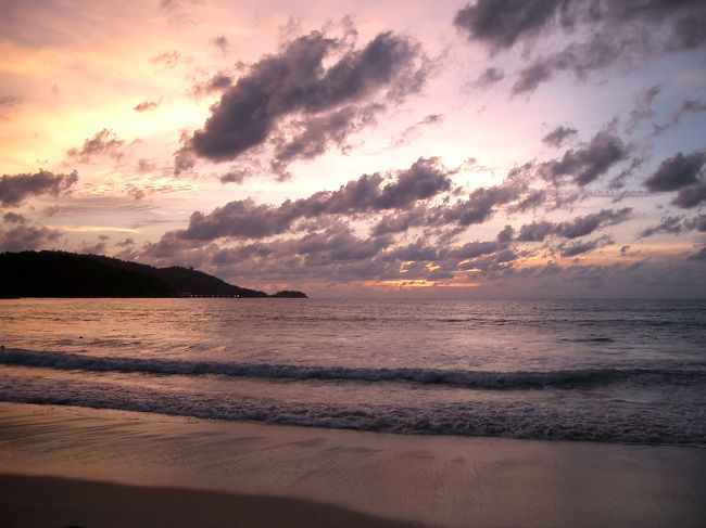 パトンビーチに沈む夕陽<br />