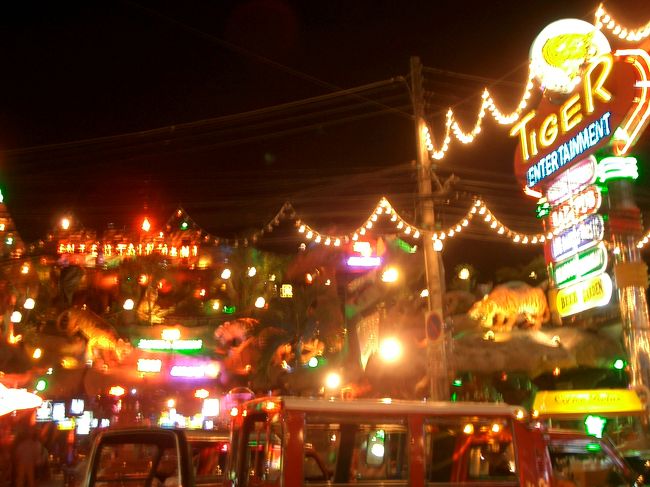 パトンビーチのバングラ通りの街並み<br />とてもにぎやかで楽しい雰囲気の場所でした。