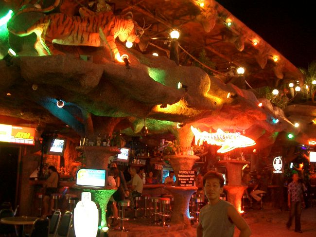 パトンビーチのバングラ通りの街並み<br />とてもにぎやかで楽しい雰囲気の場所でした。