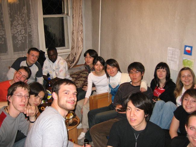 イグルーの留学生たち。<br /><br />基本、英語とロシア語で会話しますが・・・・<br /><br />とにかく大変−０−<br />飲む量ハンパねーーーー