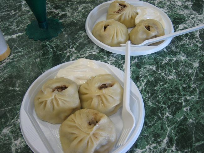 ショッピングモール裏手にある<br /><br />餃子屋さん。<br /><br />餃子というより、モンゴル系ブリヤート族の<br />「ボーズ」<br /><br />なんと！！！マヨネーズをつけて食べます。<br />でも、これが案外旨い！