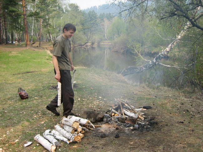 火をおこして、<br /><br /><br />串にさしたお肉をやいていきます。<br /><br />ITs　シャシュリク！