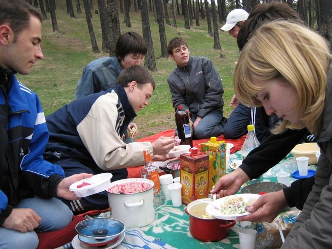 さ、パーティーの始まりです！<br /><br />やっぱり最初は大量のサラダから！<br /><br />サラダを食べつくさないと、肉が回ってこないという<br />野菜しっかりとるシステムになってます。<br /><br />でも、乾杯はやっぱり、ウォッカ・・・・−０−