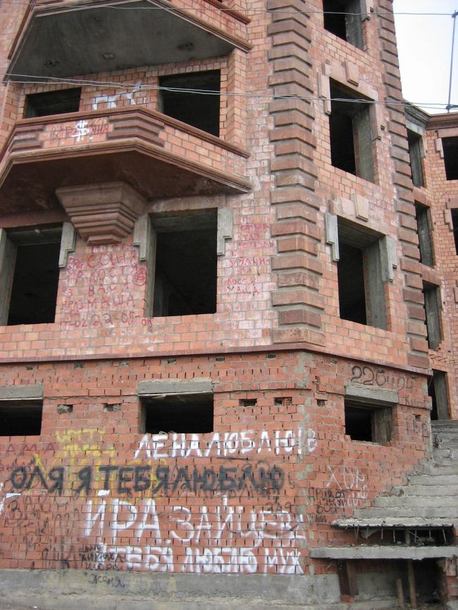 ちなみに、トイレはあちらの建物・・<br /><br />ちなみに、トイレはあちらの建物・・<br /><br /><br />(ﾟдﾟノ)ノ ﾋｨｨ!!<br /><br /><br />ってなります・・・<br />いや、トイレという名の空家・・・・