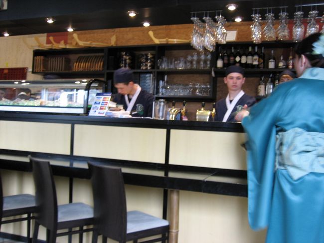 イルク市内にある日本料理店<br /><br />「WASABI」<br /><br />板前さんと、従業員さんも<br /><br />和風感だしてます！