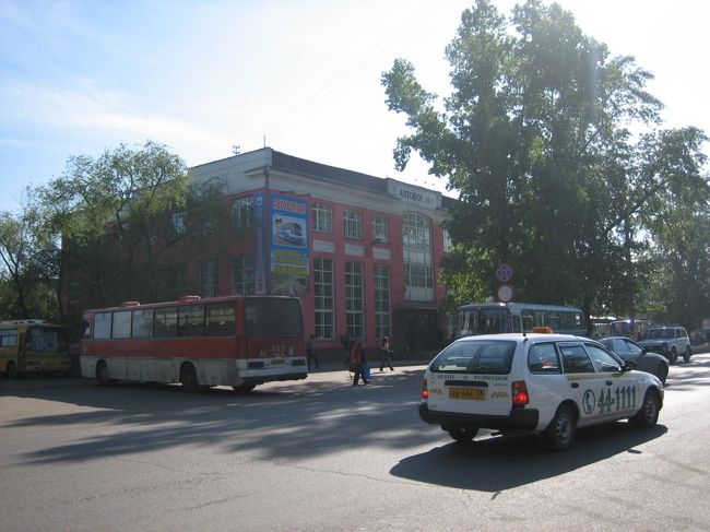 イルク滞在も終盤にさしかかり、<br /><br />町中をウロウロしました。<br /><br />まずは、長距離バスターミナル。<br /><br />①バイカルに浮く島　<br />オリホン島（Ольхон：私はアルホンと言ってますが）<br />に行くとき！⇒旅行記「バイカルに浮かぶ島」をどうぞ<br /><br />②アルシャン（ブリヤートの言葉で魔法の泉）<br />に行くとき！⇒旅行記「アルシャンに向かう」をどうぞ<br /><br />ご利用ください、このバス停＾＾＊