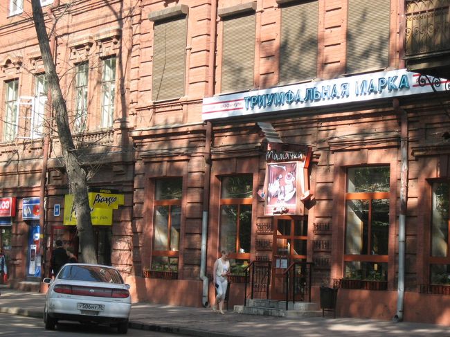 よく利用してたレストラン<br /><br />ピザ屋のPICASSOとママシュキー。<br /><br />ママシュキーのロシアンファストフードは<br />好きなものをセレクトして<br />一人大体600円くらいです！<br /><br />ちなみにテーブルにはいつも<br />「つきだし」のごとく<br />ビスケットがおいてあります♪☆