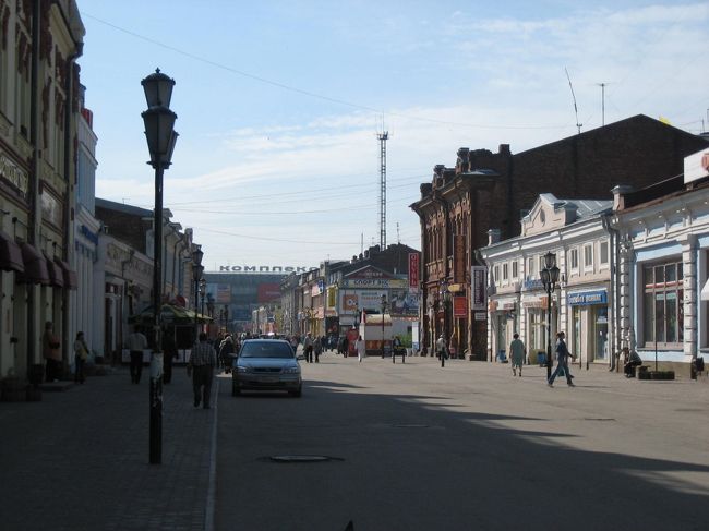 イルクの中心部<br /><br />カールマルクス通り。<br /><br />奥に見えるのがいわゆるショッピングモール。<br /><br />向かって左手に中央市場。<br /><br />さらにその向こうが上海リーナック（チャイナ市場）