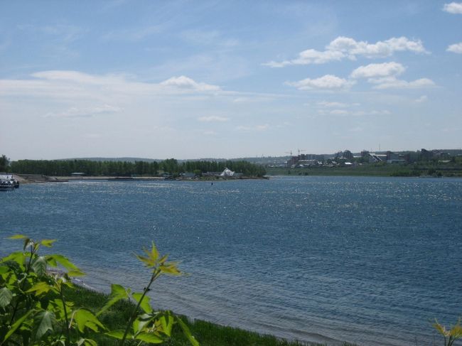 冬には凍るアンガラ河も<br /><br />夏は水が透き通ってます。<br /><br />これもバイカルのおかげ？！