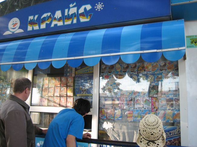 アイスクリーム屋さん！<br /><br />ストリートのいたるところにある！<br /><br />「マグナム（アイスの名前）、パジャーラスタ！」で<br /><br />かってください♪