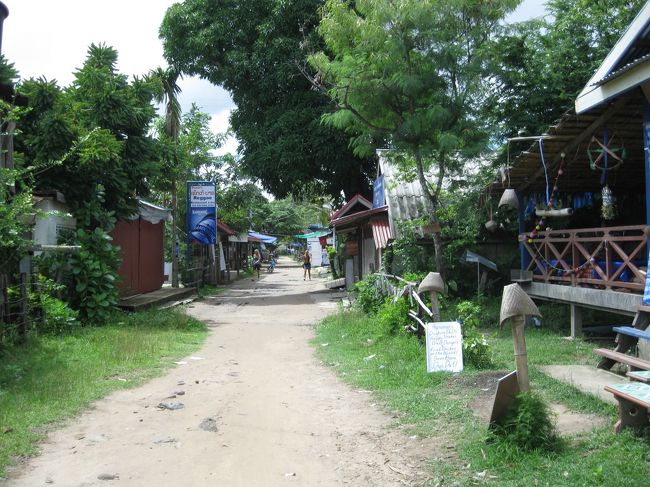 宿を出て、川沿いを下流に歩く。<br />