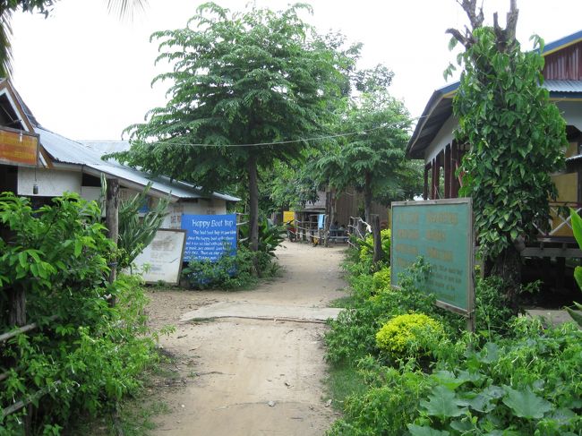 しばらくは、バンガローが川沿いにあるという、同じような風景が続く。<br /><br />