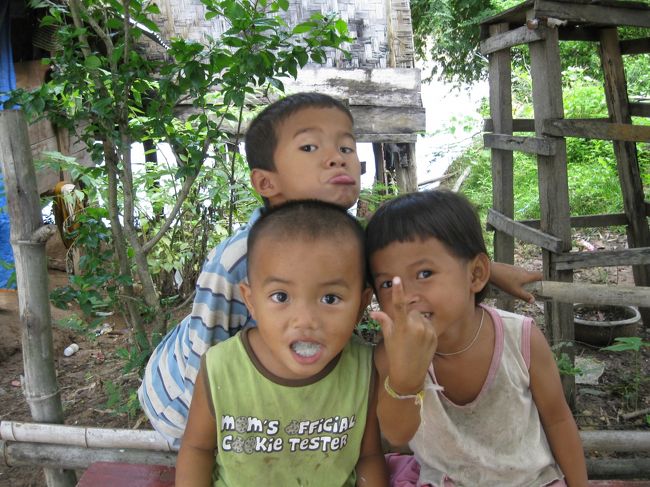 歩みを進めると、子供たちが。<br /><br />カメラを向けるとポーズを取ってくれた。<br /><br />ありがとー！<br /><br />元気で何より！<br />