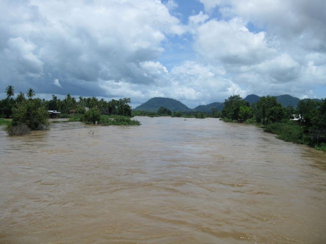 デット島の橋の袂にレンタサイクルがあり、そこで自転車を借りる。10,000K<br /><br />自転車に乗って橋の上を走る。鉄道橋からレールが取り除かれただけなので舗装されていない。<br /><br />途中で止まり下流をパチリ！