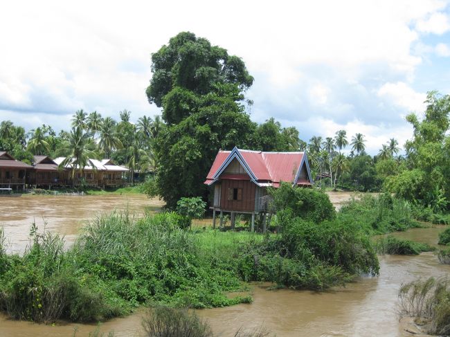 川のど真ん中にバンガローが！<br /><br />誰かお客さんいるのかな？<br /><br />大雨が降ったら流さるんでないかと心配。<br /><br />勇気の有る方、どうぞお泊りください！<br />