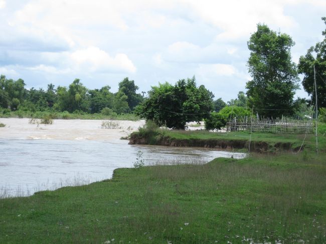 川が島を侵食している。<br /><br />こんなふうにして、島が無くなったり、別な場所にできたりしながら、シー・パン・ドンが形作られたんだなあ…<br />
