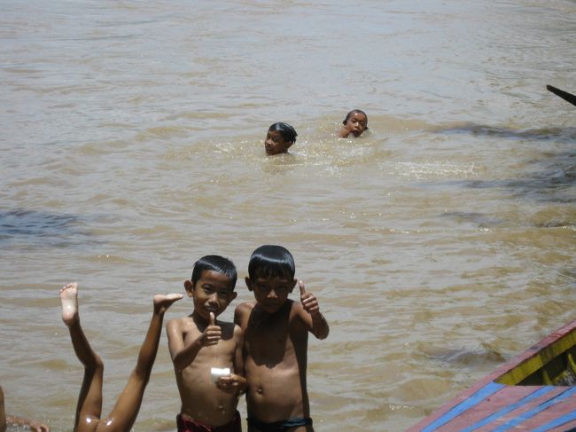 暫く行くと、水泳をしている子供たちに出くわす。<br /><br />「サバディー！」と言うと元気の良い挨拶が返ってきた。<br /><br />カメラを向けるとポーズを取ってくれる。<br /><br />何度か、続けて撮影した。<br /><br />その度に子供たちはエスカレート。<br /><br />ひとりの子どもが水中逆立ちをした。<br /><br />すると、別の子どもが真似る。<br /><br />今度はパンツを脱いで川にドボン、水上におしりを見せながらゴロリン、ザッパーン！<br /><br />それをパチリと撮ると、別の子どもがこちらにフリ×ンを見せながらゴロリン、ザッパーン！<br /><br />結局全員で裸のシンクロナイズとなった。<br />
