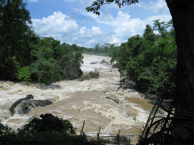 音がだんだん大きくなり、やっと見えた大きな速瀬。<br />